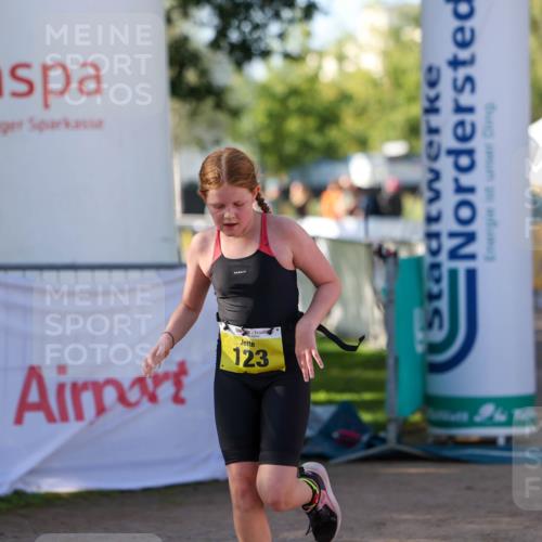 01.09.2024 - 17. Tribühne Triathlon Michael Strokosch http://msf.ph/oto/6897675 01.09.2024 09:54:08 Ziel 123 meine-sportfotos.de
