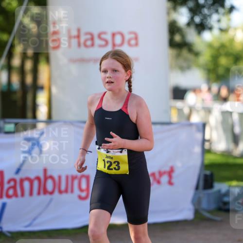01.09.2024 - 17. Tribühne Triathlon Michael Strokosch http://msf.ph/oto/6897680 01.09.2024 09:54:09 Ziel 123 meine-sportfotos.de
