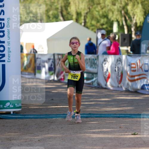 01.09.2024 - 17. Tribühne Triathlon Michael Strokosch http://msf.ph/oto/6897732 01.09.2024 09:54:21 Ziel 102 meine-sportfotos.de