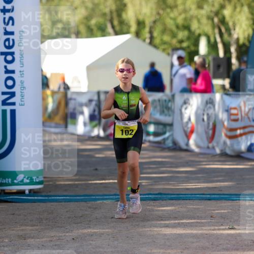 01.09.2024 - 17. Tribühne Triathlon Michael Strokosch http://msf.ph/oto/6897742 01.09.2024 09:54:21 Ziel 102 meine-sportfotos.de