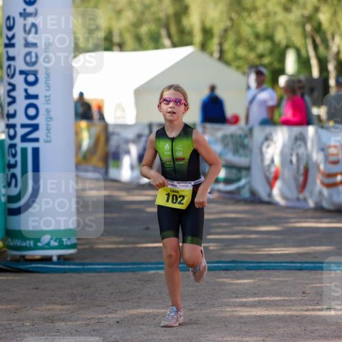 01.09.2024 - 17. Tribühne Triathlon Michael Strokosch http://msf.ph/oto/6897757 01.09.2024 09:54:21 Ziel 102 meine-sportfotos.de