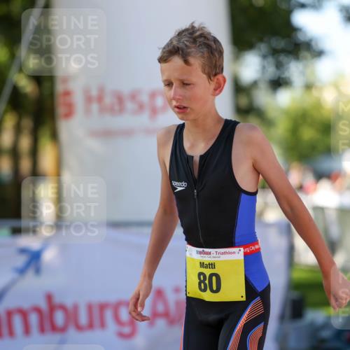 01.09.2024 - 17. Tribühne Triathlon Michael Strokosch http://msf.ph/oto/6897850 01.09.2024 09:54:38 Ziel 80 meine-sportfotos.de