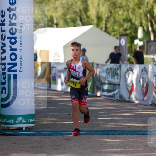01.09.2024 - 17. Tribühne Triathlon Michael Strokosch http://msf.ph/oto/6897993 01.09.2024 09:55:20 Ziel 91 meine-sportfotos.de