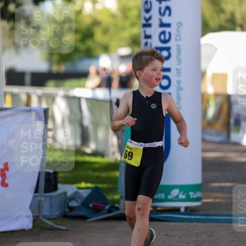 01.09.2024 - 17. Tribühne Triathlon Michael Strokosch http://msf.ph/oto/6898382 01.09.2024 09:57:21 Ziel 69 meine-sportfotos.de