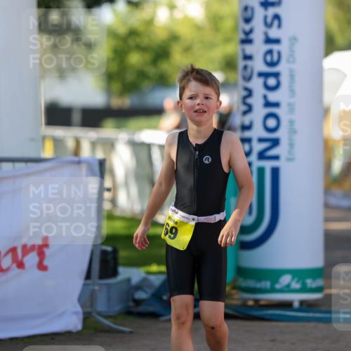 01.09.2024 - 17. Tribühne Triathlon Michael Strokosch http://msf.ph/oto/6898385 01.09.2024 09:57:22 Ziel 69 meine-sportfotos.de
