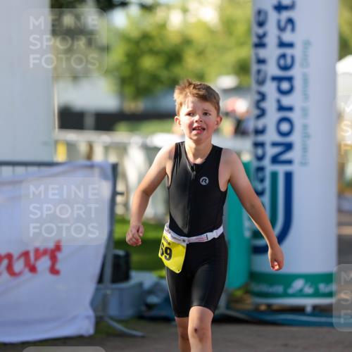 01.09.2024 - 17. Tribühne Triathlon Michael Strokosch http://msf.ph/oto/6898391 01.09.2024 09:57:22 Ziel 69 meine-sportfotos.de