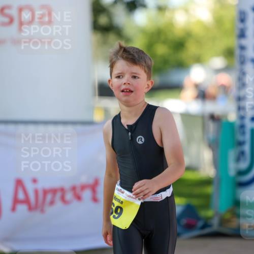 01.09.2024 - 17. Tribühne Triathlon Michael Strokosch http://msf.ph/oto/6898404 01.09.2024 09:57:23 Ziel 69 meine-sportfotos.de