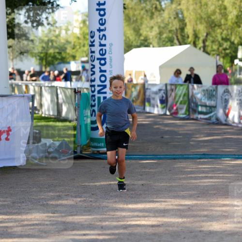 01.09.2024 - 17. Tribühne Triathlon Michael Strokosch http://msf.ph/oto/6898478 01.09.2024 10:01:22 Ziel 120 meine-sportfotos.de