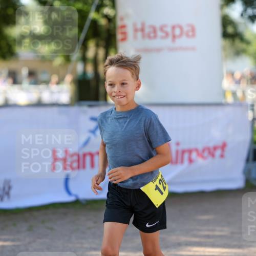 01.09.2024 - 17. Tribühne Triathlon Michael Strokosch http://msf.ph/oto/6898526 01.09.2024 10:01:24 Ziel 120 meine-sportfotos.de