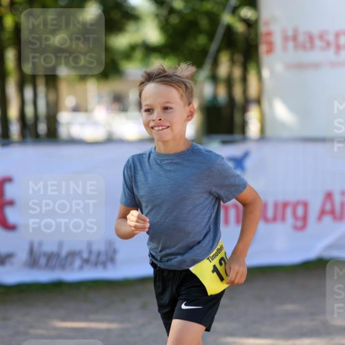 01.09.2024 - 17. Tribühne Triathlon Michael Strokosch http://msf.ph/oto/6898532 01.09.2024 10:01:24 Ziel 120 meine-sportfotos.de