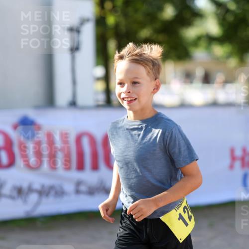 01.09.2024 - 17. Tribühne Triathlon Michael Strokosch http://msf.ph/oto/6898535 01.09.2024 10:01:25 Ziel 120 meine-sportfotos.de