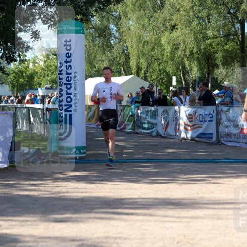 01.09.2024 - 17. Tribühne Triathlon Michael Strokosch http://msf.ph/oto/6898549 01.09.2024 10:39:38 Ziel 1075 meine-sportfotos.de