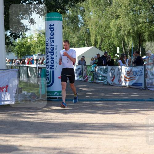 01.09.2024 - 17. Tribühne Triathlon Michael Strokosch http://msf.ph/oto/6898551 01.09.2024 10:39:38 Ziel 1075 meine-sportfotos.de