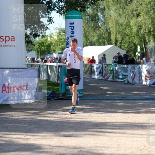 01.09.2024 - 17. Tribühne Triathlon Michael Strokosch http://msf.ph/oto/6898558 01.09.2024 10:39:39 Ziel 1075 meine-sportfotos.de