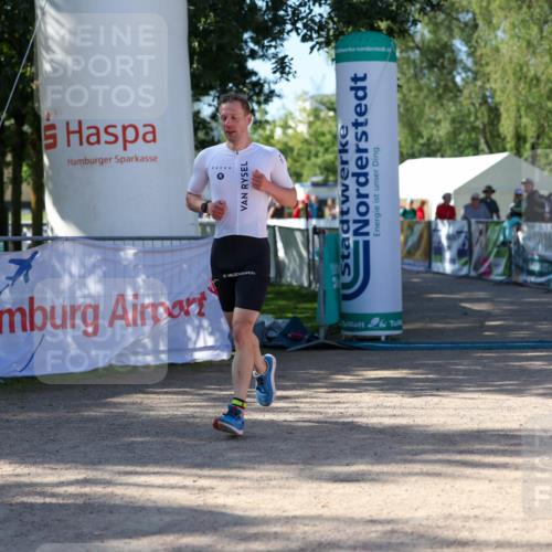 01.09.2024 - 17. Tribühne Triathlon Michael Strokosch http://msf.ph/oto/6898572 01.09.2024 10:39:39 Ziel 1075 meine-sportfotos.de