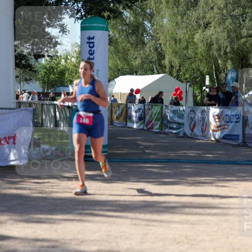01.09.2024 - 17. Tribühne Triathlon Michael Strokosch http://msf.ph/oto/6898616 01.09.2024 10:43:43 Ziel 146 meine-sportfotos.de