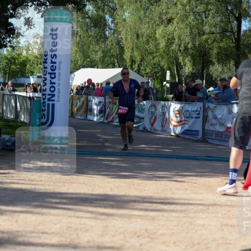 01.09.2024 - 17. Tribühne Triathlon Michael Strokosch http://msf.ph/oto/6898647 01.09.2024 10:44:44 Ziel 1077 meine-sportfotos.de