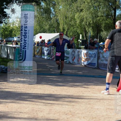01.09.2024 - 17. Tribühne Triathlon Michael Strokosch http://msf.ph/oto/6898656 01.09.2024 10:44:45 Ziel 1077 meine-sportfotos.de