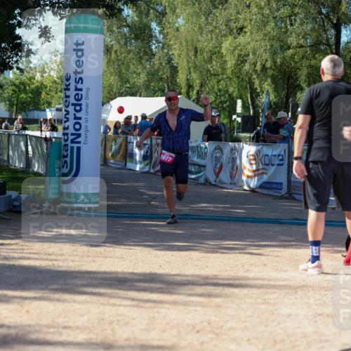 01.09.2024 - 17. Tribühne Triathlon Michael Strokosch http://msf.ph/oto/6898660 01.09.2024 10:44:45 Ziel 1077 meine-sportfotos.de