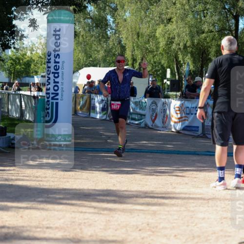 01.09.2024 - 17. Tribühne Triathlon Michael Strokosch http://msf.ph/oto/6898664 01.09.2024 10:44:45 Ziel 1077 meine-sportfotos.de