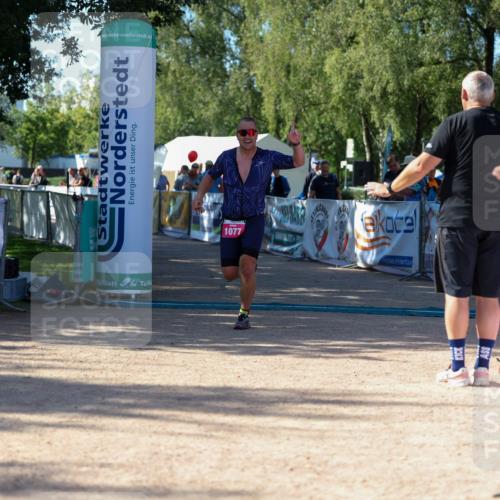 01.09.2024 - 17. Tribühne Triathlon Michael Strokosch http://msf.ph/oto/6898668 01.09.2024 10:44:45 Ziel 1077 meine-sportfotos.de