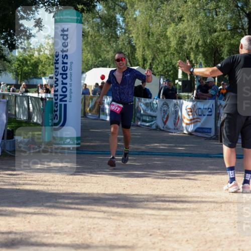 01.09.2024 - 17. Tribühne Triathlon Michael Strokosch http://msf.ph/oto/6898672 01.09.2024 10:44:46 Ziel 1077 meine-sportfotos.de