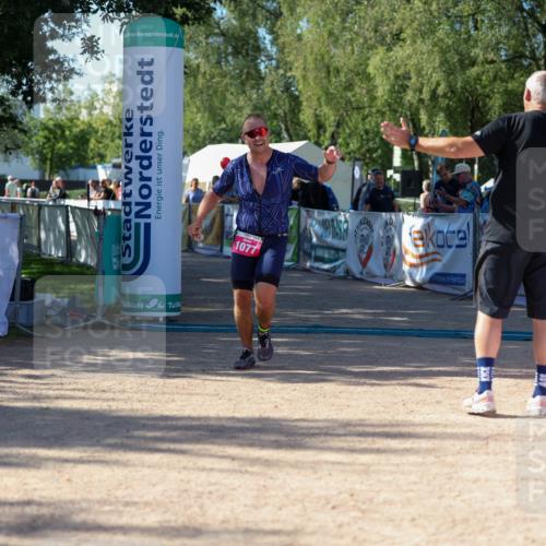 01.09.2024 - 17. Tribühne Triathlon Michael Strokosch http://msf.ph/oto/6898676 01.09.2024 10:44:46 Ziel 1077 meine-sportfotos.de