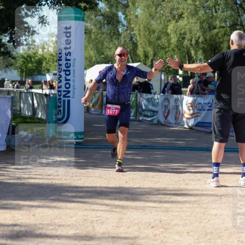 01.09.2024 - 17. Tribühne Triathlon Michael Strokosch http://msf.ph/oto/6898678 01.09.2024 10:44:46 Ziel 1077 meine-sportfotos.de