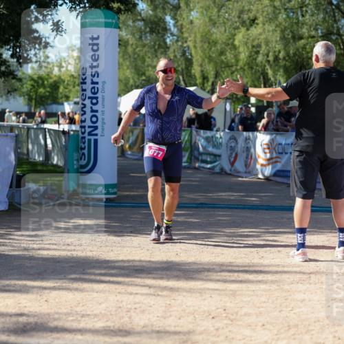 01.09.2024 - 17. Tribühne Triathlon Michael Strokosch http://msf.ph/oto/6898683 01.09.2024 10:44:46 Ziel 1077 meine-sportfotos.de