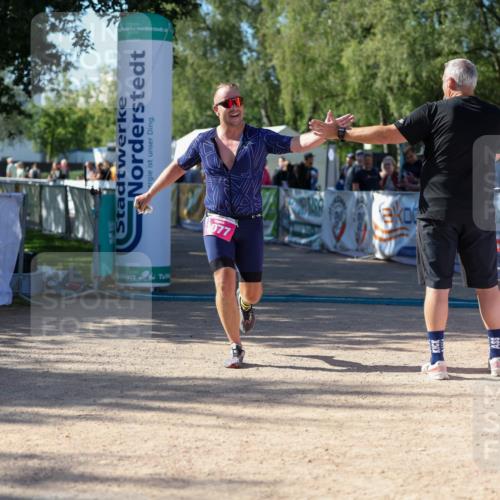 01.09.2024 - 17. Tribühne Triathlon Michael Strokosch http://msf.ph/oto/6898686 01.09.2024 10:44:47 Ziel 1077 meine-sportfotos.de