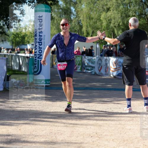 01.09.2024 - 17. Tribühne Triathlon Michael Strokosch http://msf.ph/oto/6898691 01.09.2024 10:44:47 Ziel 1077 meine-sportfotos.de