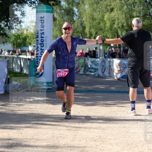 01.09.2024 - 17. Tribühne Triathlon Michael Strokosch http://msf.ph/oto/6898695 01.09.2024 10:44:47 Ziel 1077 meine-sportfotos.de