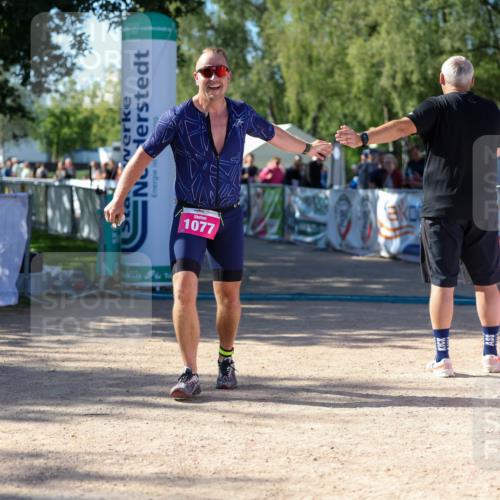 01.09.2024 - 17. Tribühne Triathlon Michael Strokosch http://msf.ph/oto/6898703 01.09.2024 10:44:47 Ziel 1077 meine-sportfotos.de