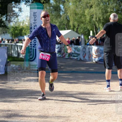 01.09.2024 - 17. Tribühne Triathlon Michael Strokosch http://msf.ph/oto/6898710 01.09.2024 10:44:47 Ziel 1077 meine-sportfotos.de