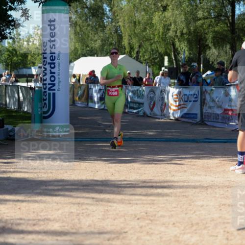 01.09.2024 - 17. Tribühne Triathlon Michael Strokosch http://msf.ph/oto/6898712 01.09.2024 10:45:34 Ziel 1069 meine-sportfotos.de
