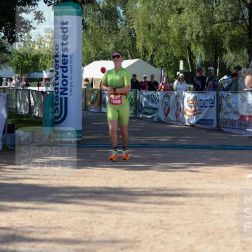 01.09.2024 - 17. Tribühne Triathlon Michael Strokosch http://msf.ph/oto/6898716 01.09.2024 10:45:35 Ziel 1069 meine-sportfotos.de