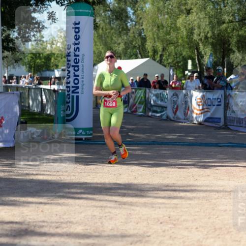 01.09.2024 - 17. Tribühne Triathlon Michael Strokosch http://msf.ph/oto/6898720 01.09.2024 10:45:35 Ziel 1069 meine-sportfotos.de
