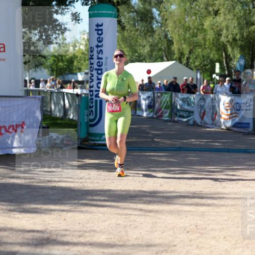 01.09.2024 - 17. Tribühne Triathlon Michael Strokosch http://msf.ph/oto/6898723 01.09.2024 10:45:35 Ziel 1069 meine-sportfotos.de