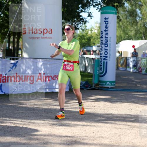 01.09.2024 - 17. Tribühne Triathlon Michael Strokosch http://msf.ph/oto/6898757 01.09.2024 10:45:37 Ziel 1069 meine-sportfotos.de