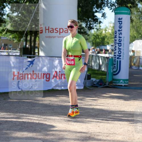 01.09.2024 - 17. Tribühne Triathlon Michael Strokosch http://msf.ph/oto/6898761 01.09.2024 10:45:37 Ziel 1069 meine-sportfotos.de