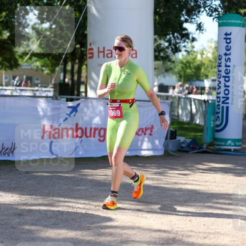 01.09.2024 - 17. Tribühne Triathlon Michael Strokosch http://msf.ph/oto/6898769 01.09.2024 10:45:37 Ziel 1069 meine-sportfotos.de