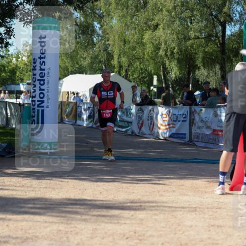 01.09.2024 - 17. Tribühne Triathlon Michael Strokosch http://msf.ph/oto/6898801 01.09.2024 10:46:52 Ziel 143 meine-sportfotos.de