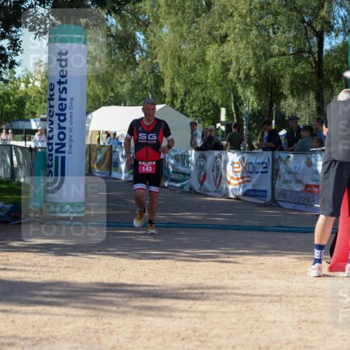 01.09.2024 - 17. Tribühne Triathlon Michael Strokosch http://msf.ph/oto/6898810 01.09.2024 10:46:52 Ziel 143 meine-sportfotos.de