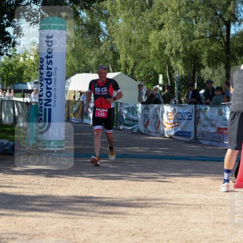 01.09.2024 - 17. Tribühne Triathlon Michael Strokosch http://msf.ph/oto/6898818 01.09.2024 10:46:52 Ziel 143 meine-sportfotos.de