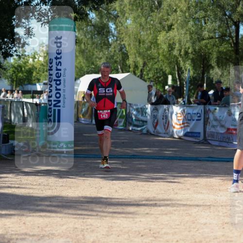 01.09.2024 - 17. Tribühne Triathlon Michael Strokosch http://msf.ph/oto/6898825 01.09.2024 10:46:53 Ziel 143 meine-sportfotos.de