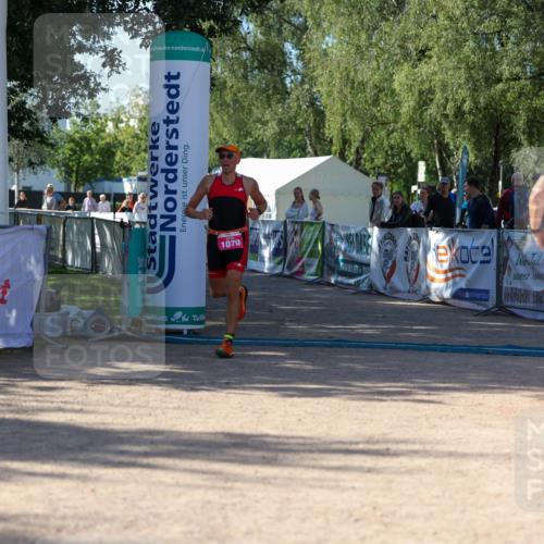 01.09.2024 - 17. Tribühne Triathlon Michael Strokosch http://msf.ph/oto/6898895 01.09.2024 10:47:59 Ziel 1070 meine-sportfotos.de
