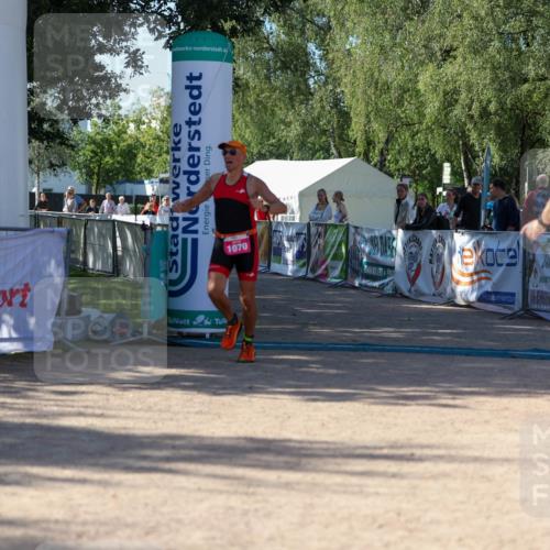 01.09.2024 - 17. Tribühne Triathlon Michael Strokosch http://msf.ph/oto/6898904 01.09.2024 10:47:59 Ziel 1070 meine-sportfotos.de