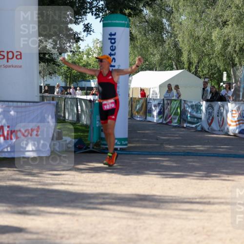 01.09.2024 - 17. Tribühne Triathlon Michael Strokosch http://msf.ph/oto/6898915 01.09.2024 10:47:59 Ziel 1070 meine-sportfotos.de