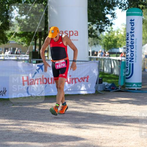 01.09.2024 - 17. Tribühne Triathlon Michael Strokosch http://msf.ph/oto/6898952 01.09.2024 10:48:01 Ziel 1070 meine-sportfotos.de