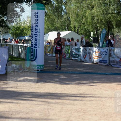01.09.2024 - 17. Tribühne Triathlon Michael Strokosch http://msf.ph/oto/6898975 01.09.2024 10:48:28 Ziel 1065 meine-sportfotos.de